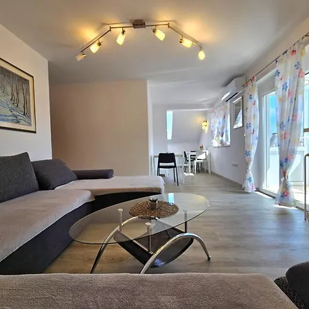 Apartment Hill Zirovnica