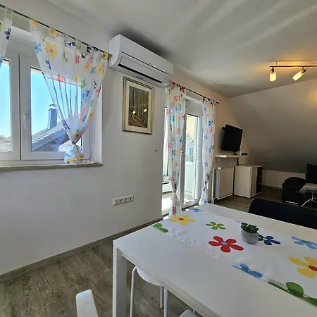 Hill Apartment Zirovnica