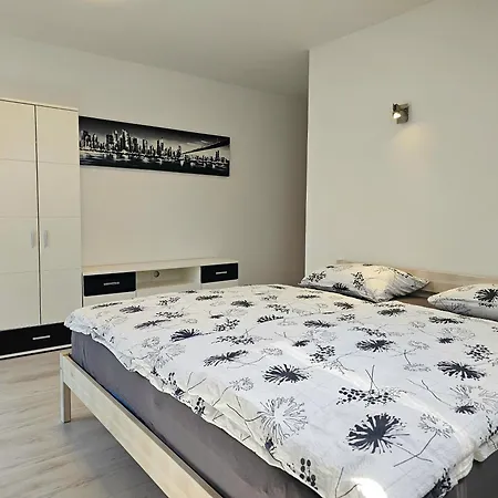 Apartment Hill Zirovnica
